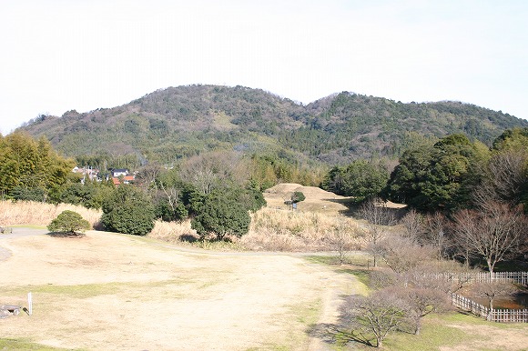 岡田山1号墳と茶臼山（2004年1月12日撮影）