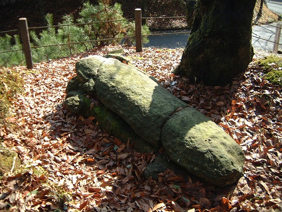 徳連場古墳　割竹形石棺2（2004年1月18日撮影）