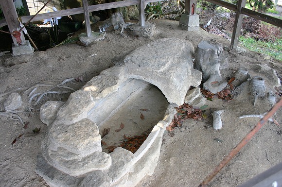 玉造築山古墳　船形石棺1（2004年1月18日撮影）