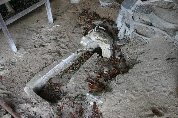 玉造築山古墳　船形石棺2（2004年1月18日撮影）
