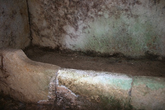 古天神古墳　石棺式石室内部（2004年1月12日撮影）