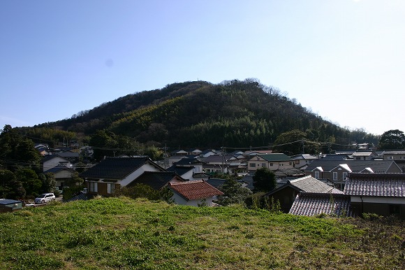 山代二子塚古墳　後方部墳頂から茶臼山（2004年1月12日撮影）を見る