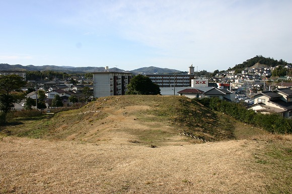 山代二子塚古墳　後方部墳頂から前方部（2004年1月12日撮影）を見る