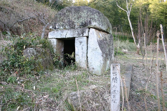 岩屋古墳　石棺式石室（2004年2月8日撮影）