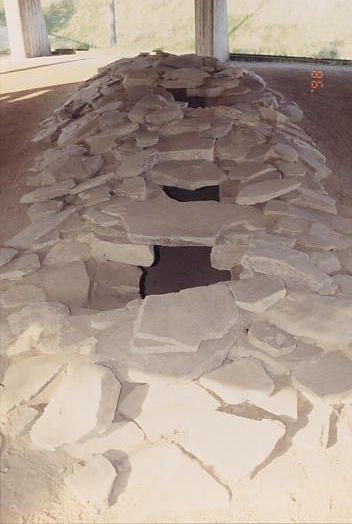 復元された神原神社古墳の竪穴式石室
