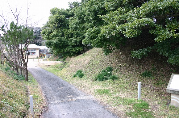 神庭岩船山古墳　後円部から前方部を見る（2004年1月18日撮影）
