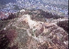 熊谷遺跡ＩＩＩ区と三刀屋町中心部（東から）