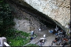 猪目洞窟遺跡近景（2004年4月25日撮影）