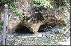 権現山洞窟遺跡近景（2004年4月29日撮影）