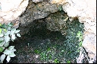 小浜洞窟遺跡近景（2004年4月29日撮影）