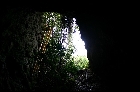 小浜洞窟遺跡内部から入口を見る（2004年4月29日撮影）
