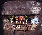 上塩冶地蔵山古墳　家形石棺と有縁石床