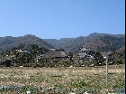 青木遺跡から旅伏山を見る（2003年3月2日撮影）