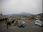 堀部第1遺跡と講武平野（2006年2月11日撮影）