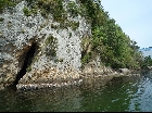 サルガ鼻洞窟遺跡・左手前が5号洞窟、右奥が4号洞窟、右の緑地が1～3号洞窟（2010.4.26）